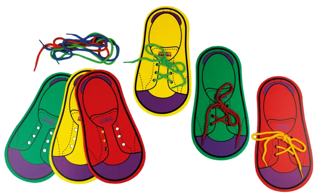 Kleine Fädel-Schuhe